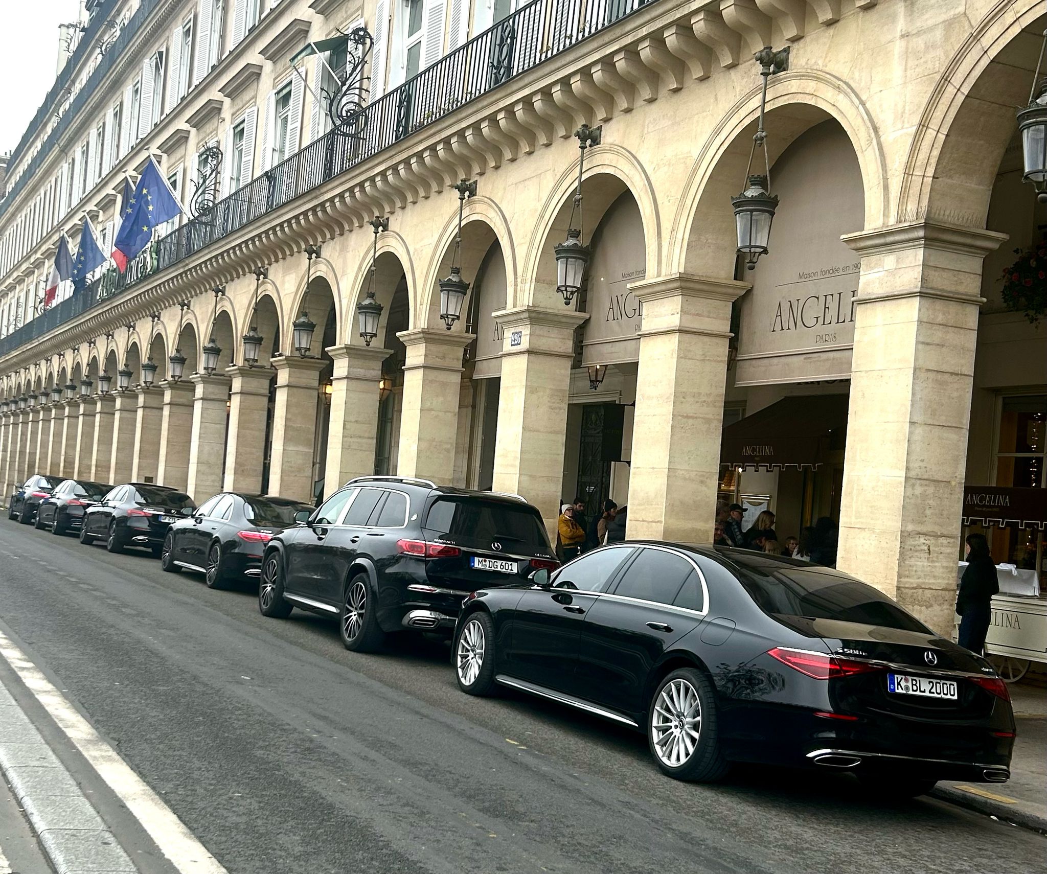 Berlines et SUV Mercedes rue de Rivoli devant Angelina — chauffeur privé Paris
